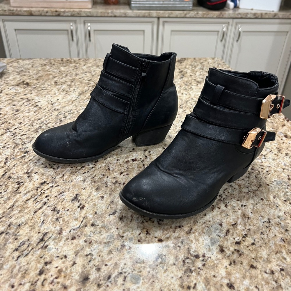 Top Moda Womens Black Faux Leather Buckle Strap Ankle Boots Size 5 Round Toe